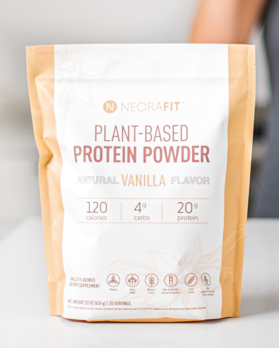 Proteína en polvo a base vegetal NeoraFit en el mostrador de una cocina